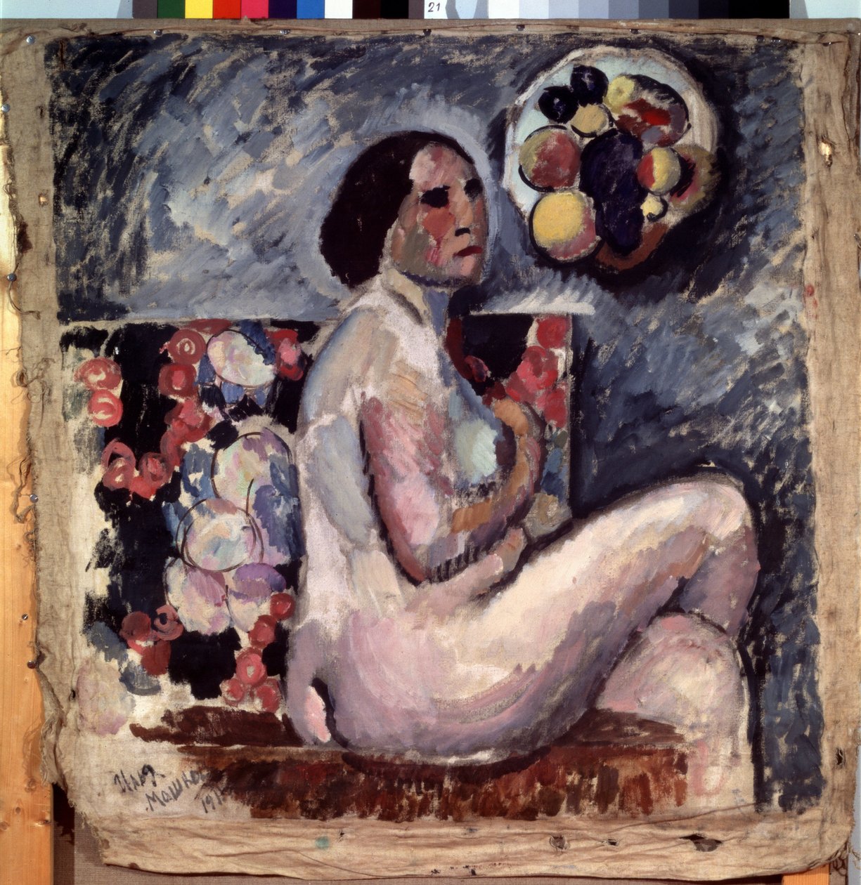 Ritratto di una donna nuda, seduta con le gambe incrociate, di profilo, accennando un gesto di pudore. Dietro di lei, un quadro di frutta e appeso al muro, un cappello decorato di frutta. da Ilya Ivanovich Mashkov