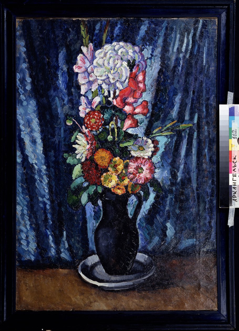 Bouquet di fiori in una brocca davanti a uno sfondo blu da Ilya Ivanovich Mashkov