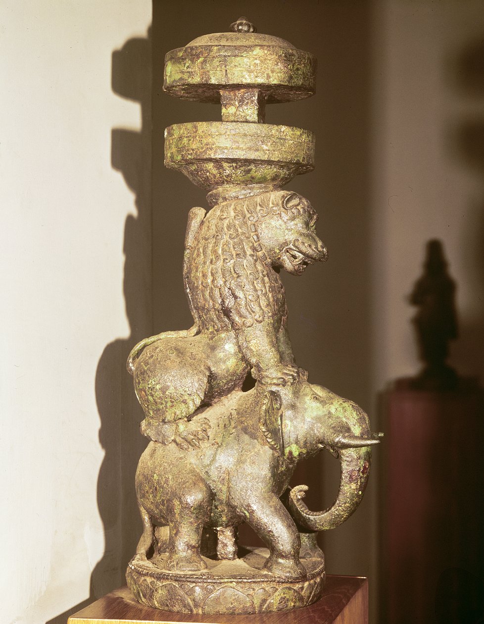 Scultura di un leone montato su un elefante, da Nalanda, Bihar, IX-X secolo da Indian School