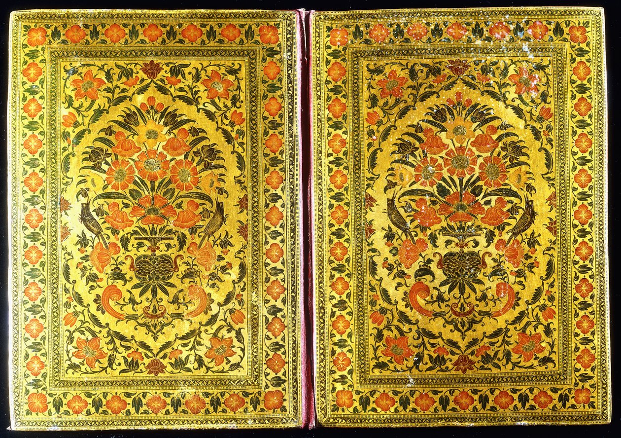Una coppia di copertine di libri laccate decorate con un disegno floreale, con un vaso di fiori e fringuelli al centro, XVIII secolo da Indian School