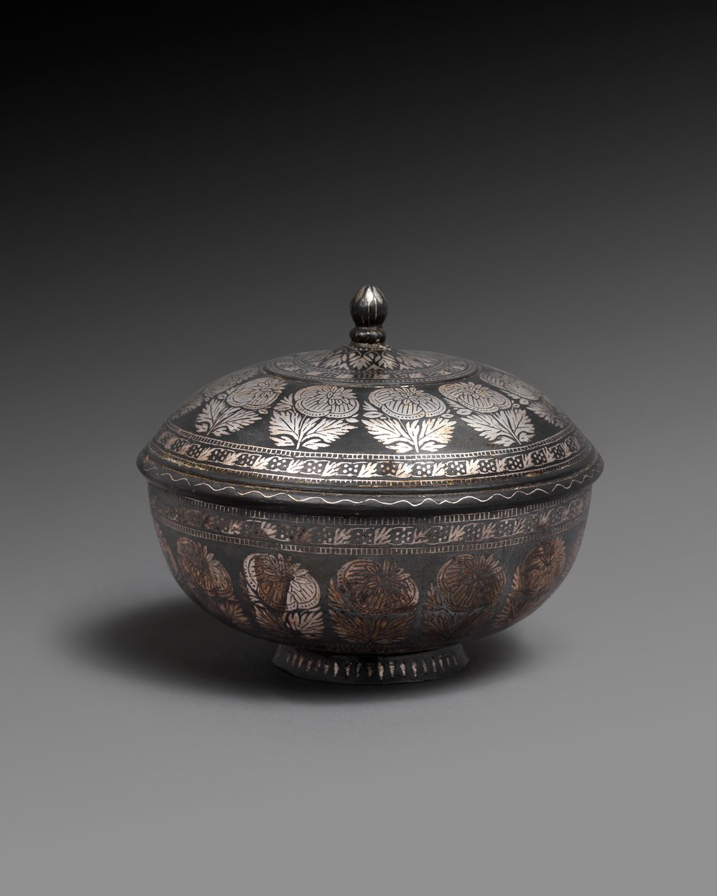 Ciotola e coperchio in lega metallica intarsiata con argento, ciascuno con una fascia di fiori naturalistici, 1700-1899 da Indian School