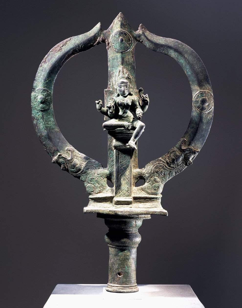 Tridente in bronzo con figura di Mariyammai, dea del vaiolo portata in processione durante le epidemie, civiltà indiana da Indian School