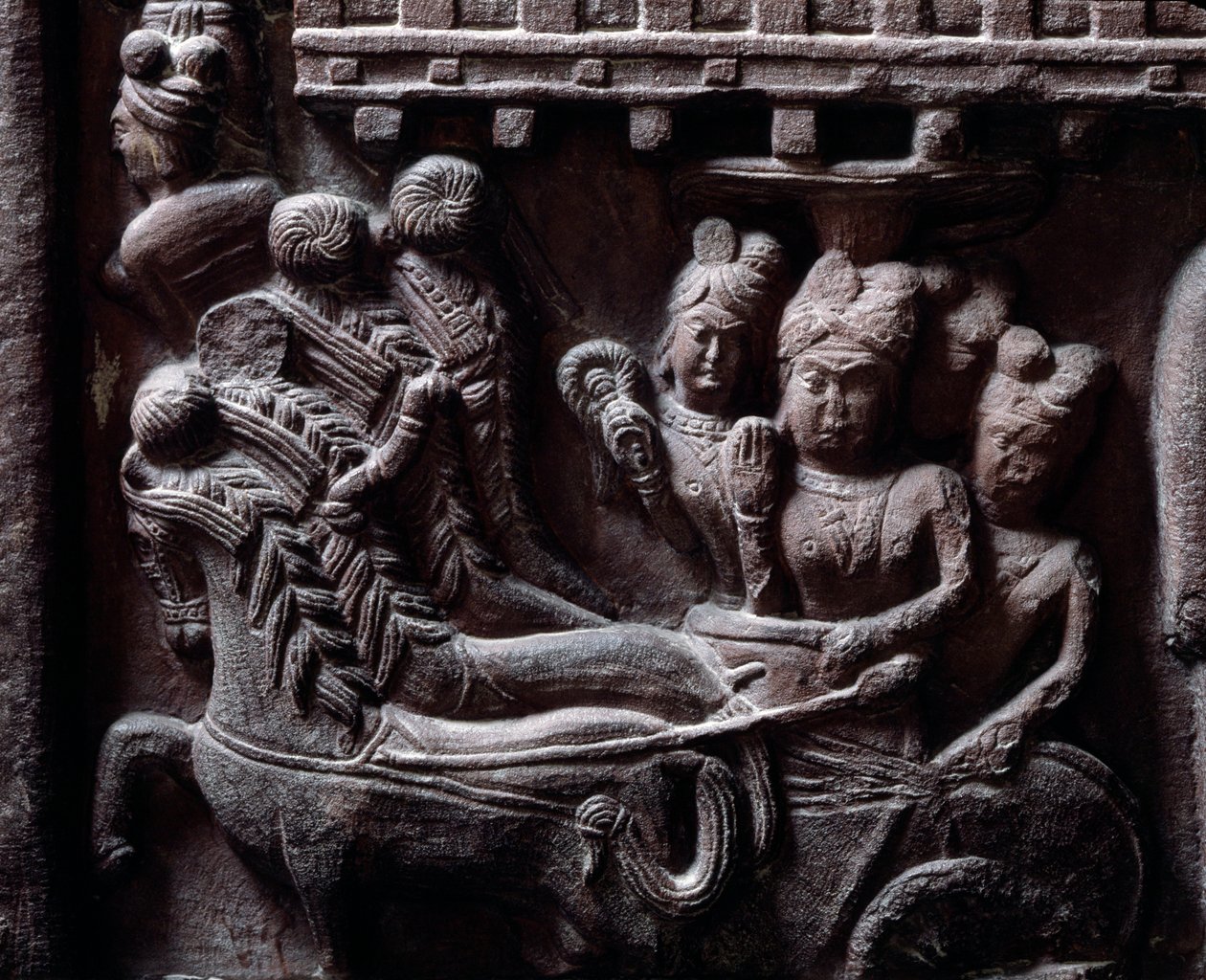Buddhismo: "Ultima visita di Prasenjit a Buddha" dettaglio dello stupa di Bharhut. Basso rilievo in pietra nera, 2° secolo a.C. - Kolkata, Museo Indiano da Indian School