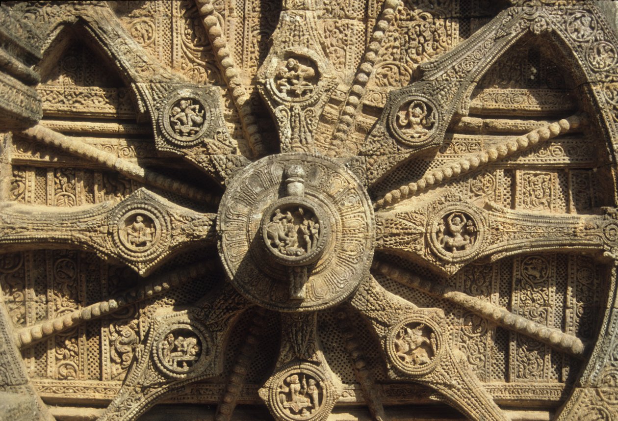 Ruota del carro alla base del Tempio di Surya da Indian School