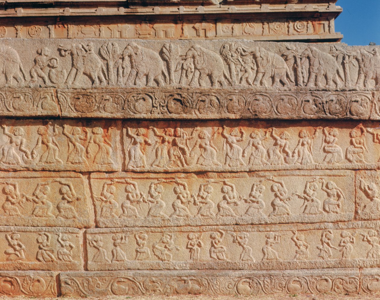 Dettaglio del muro, al Mahanavami Dibba (pietra) da Indian School