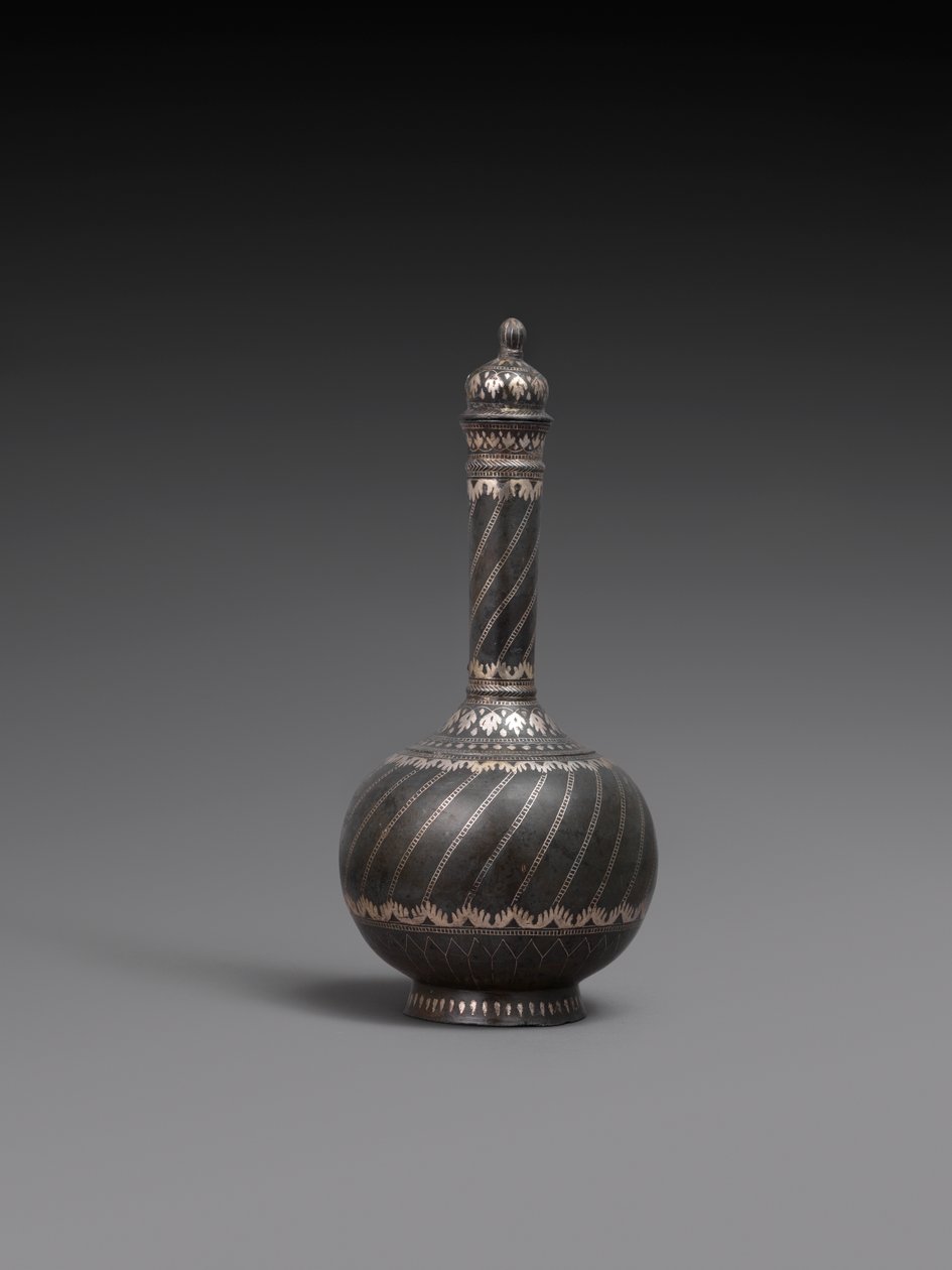 Fiasca con coperchio e supporto, o piatto di lega metallica con intarsi in argento, 1700-99 da Indian School