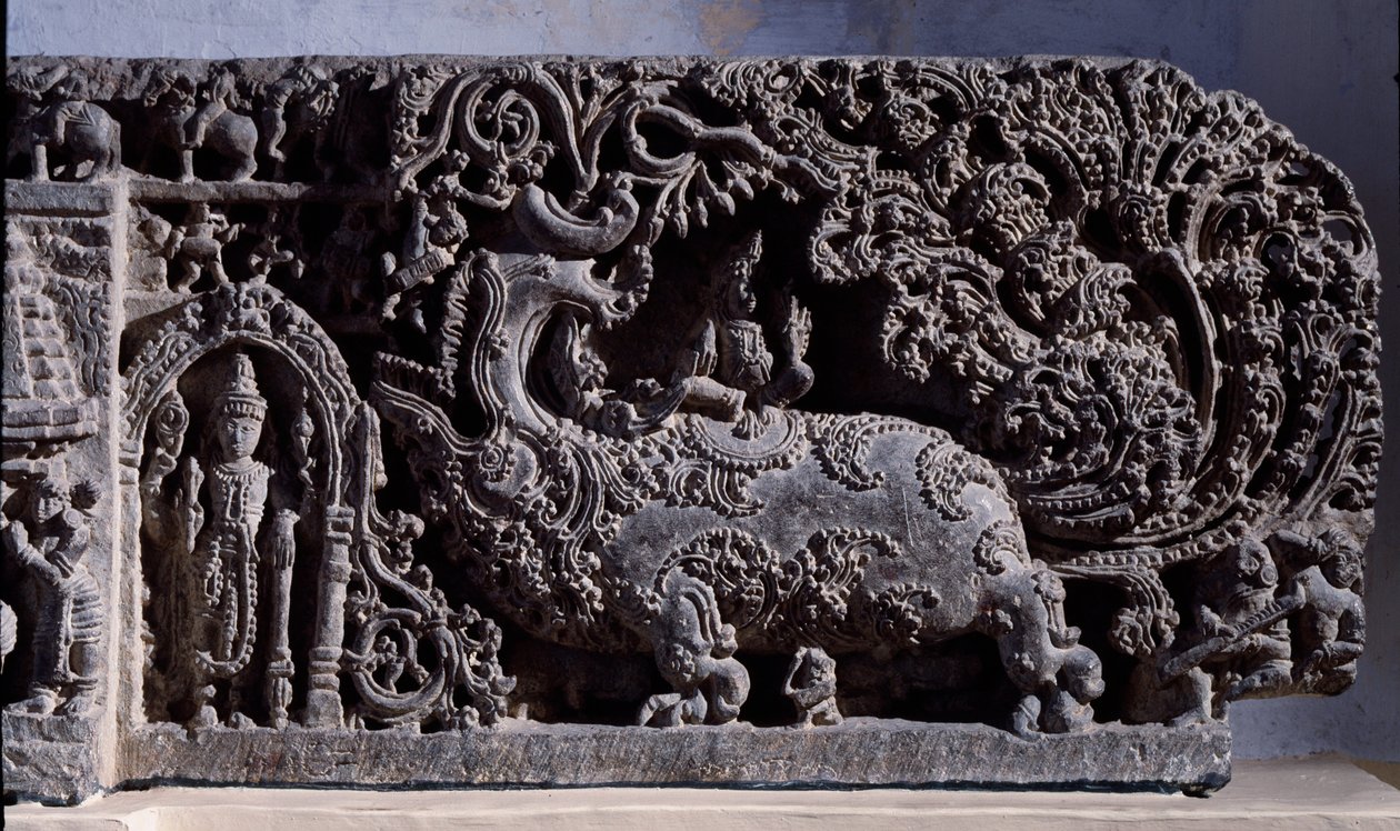 Induismo: "Krishna o Venugopala, maestro dei flauti e delle mucche" Scultura in pietra nera, parte destra del 12° secolo - da Halebidu, Mysore - Calcutta, Museo Indiano da Indian School