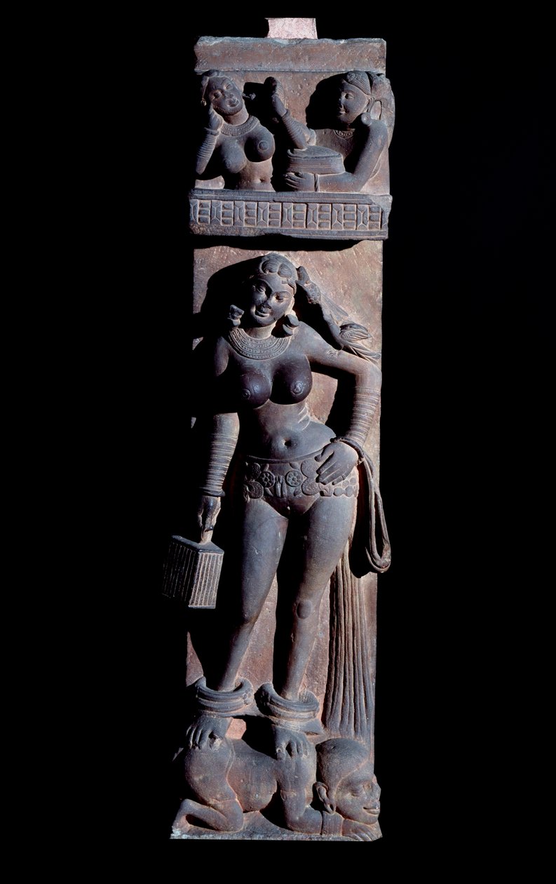 Induismo: rappresentazione di una Yakshini (Yaksi) spirito della natura, che tiene una gabbia e un pappagallo, sta su un nano - Scultura di Mathura, gres, II secolo da Indian School