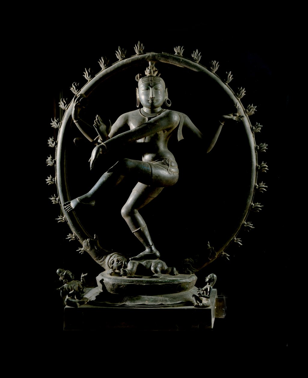 Induismo: rappresentazione del dio Shiva Nataraja, dio della danza. Scultura in bronzo del 12° secolo - Kolkata, Museo Indiano da Indian School