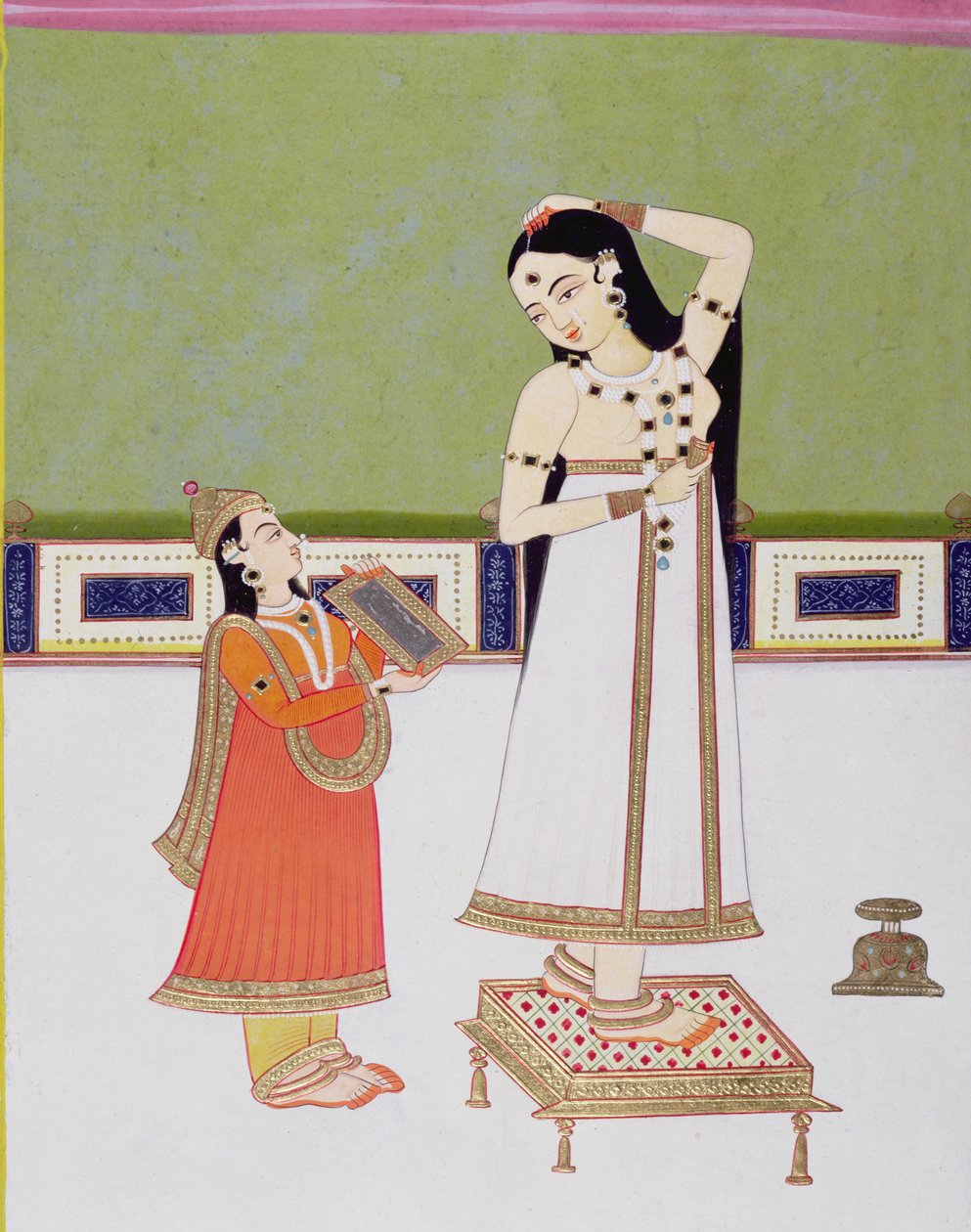 Signora indiana alla toilette che si guarda allo specchio da Indian School