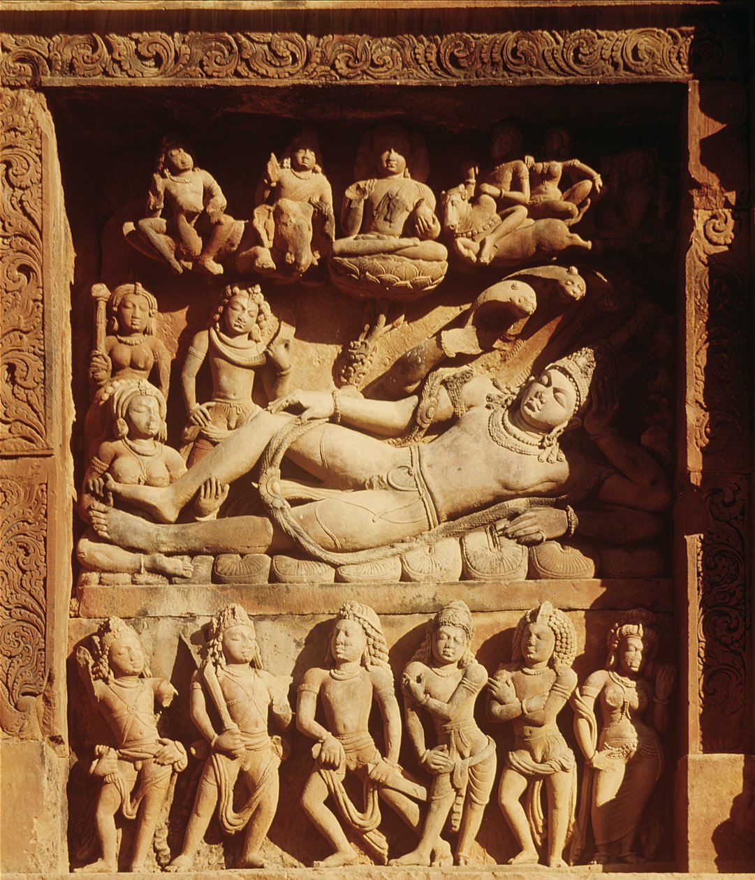 Rilievo raffigurante Vishnu sdraiato sul serpente, Sesha, dal Tempio di Vishnu, c.500 d.C. da Indian School