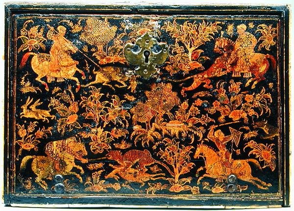 Lato di un mobile da scrittura raffigurante nobili a caccia, XVII secolo (legno laccato) da Indian School