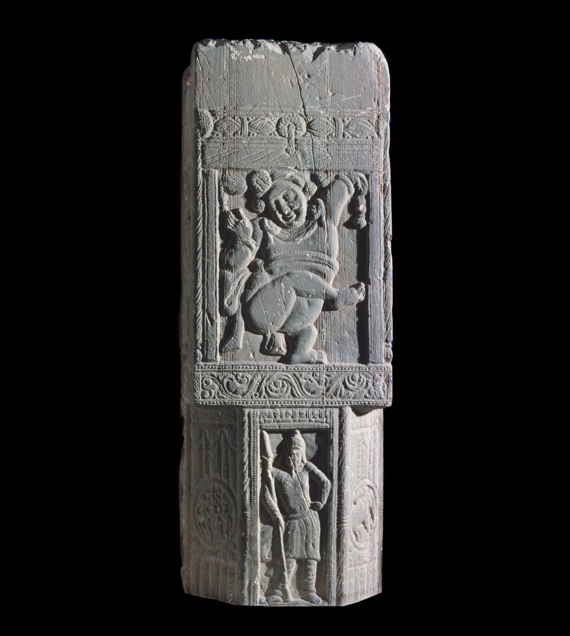 Lastra di stupa che mostra un nano e figure scite, dal sito di Nagarjuna da Indian School