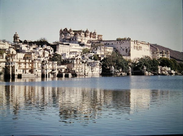 Vista del Palazzo della Città sul Lago Pichola da Indian School