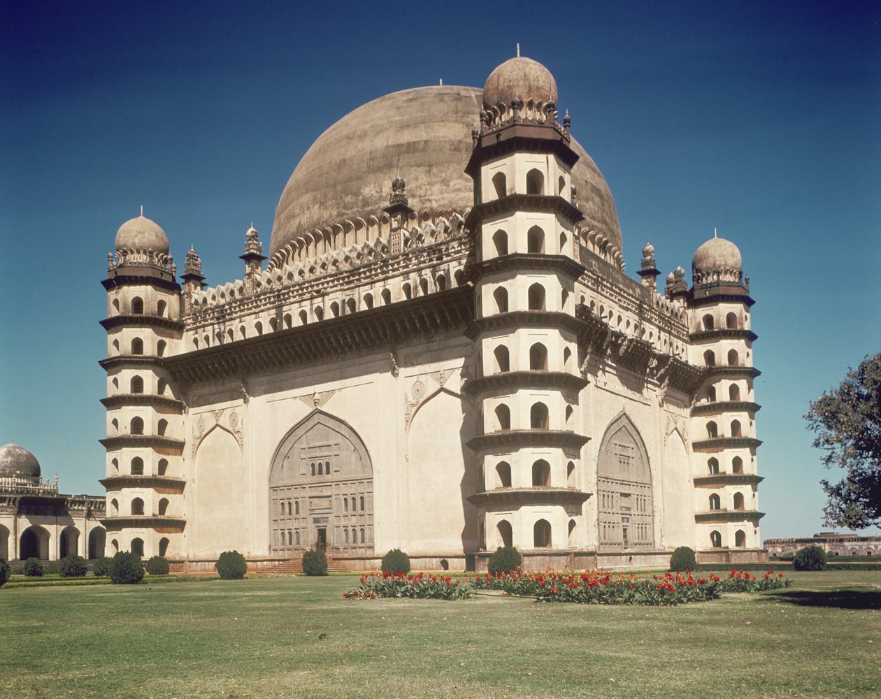 Veduta del Gol Gumbaz, mausoleo di Mohammed Adil Shah II (1627-57) costruito nel 1659 da Indian School