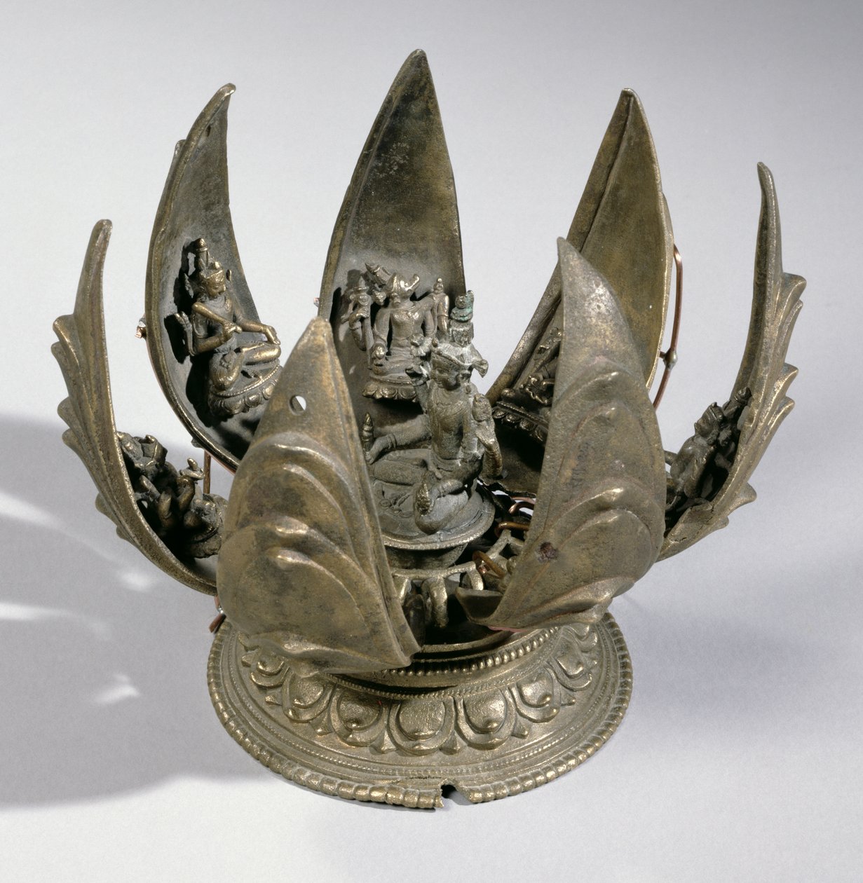 Vishnu con il loto circondato dalle sue incarnazioni sui petali incernierati, India orientale, c.1200 (bronzo) da Indian School