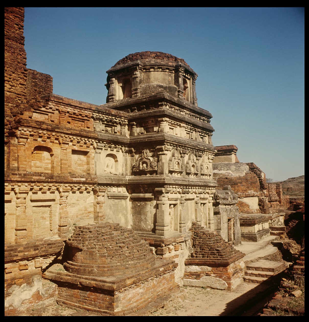 Stupa votivo del tempio principale del Sito III, 320-530 da Indian School