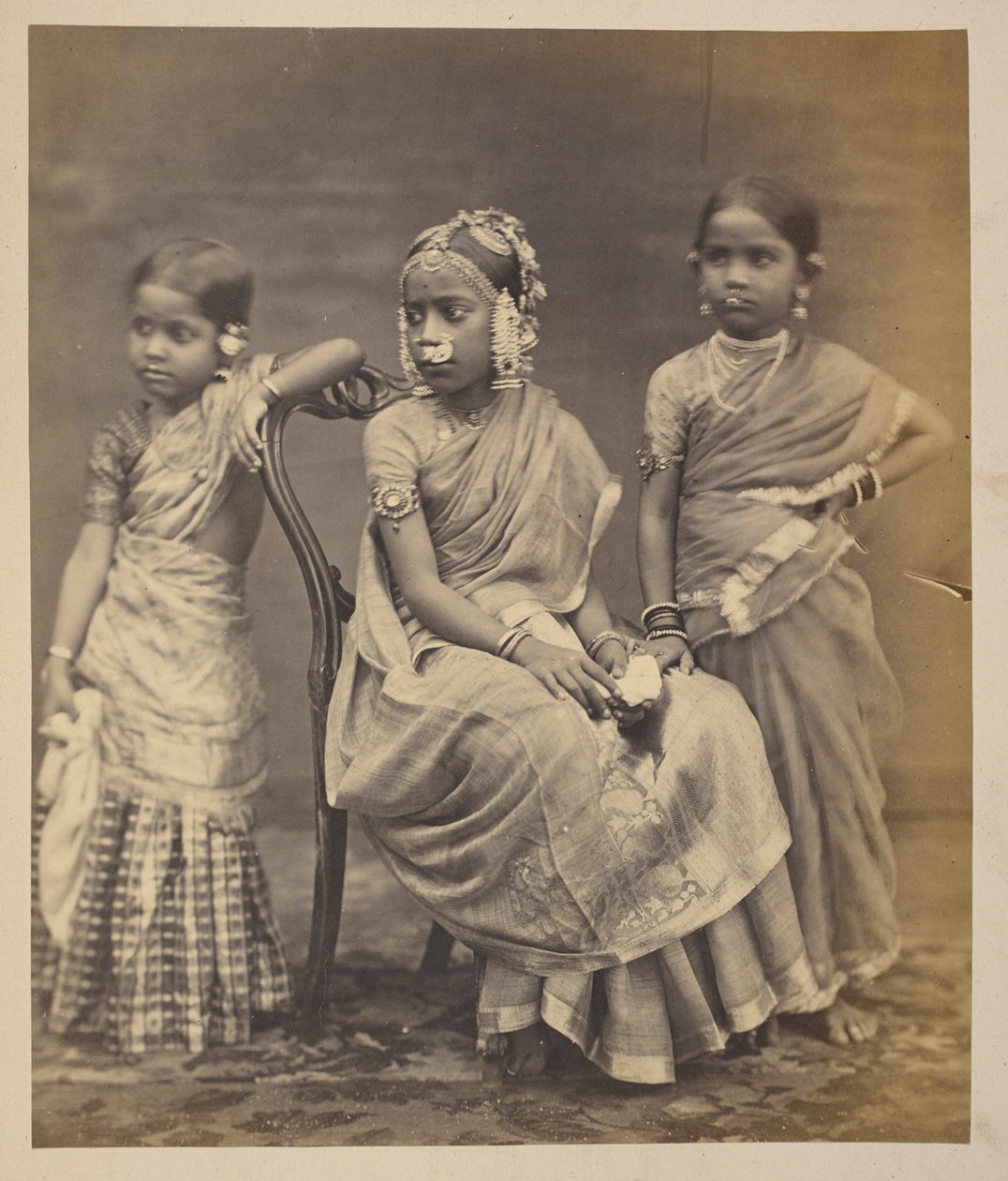 Gruppo di bambini di Madras, che mostrano il modo di indossare gioielli, c.1870 da Indian photographer