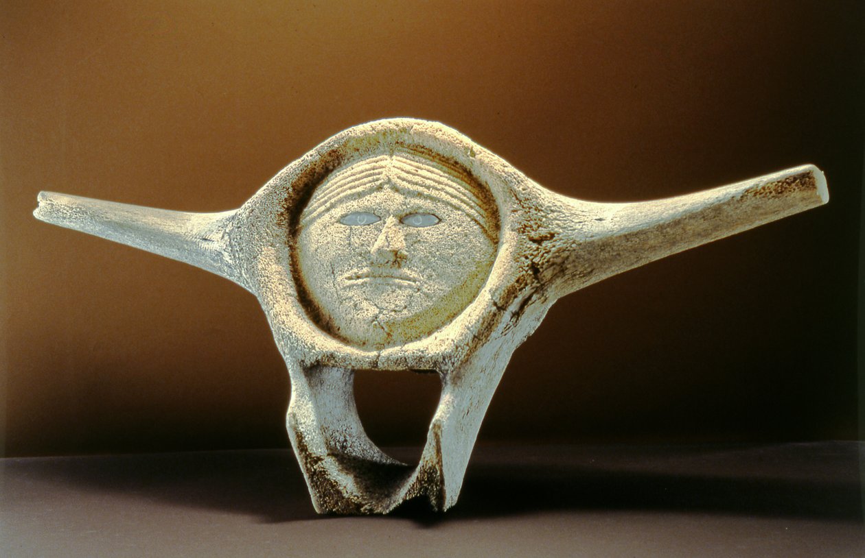 Testa di Giano, da Cape Dorset (vertebra di balena) da Inuit School