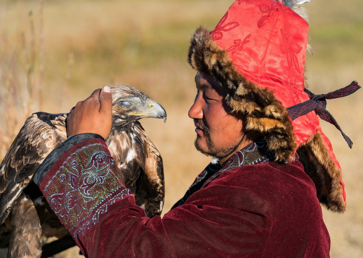 Un cacciatore di aquile kazako vicino al villaggio di Bayan nella Mongolia occidentale, 2016 (foto) da Ira Block