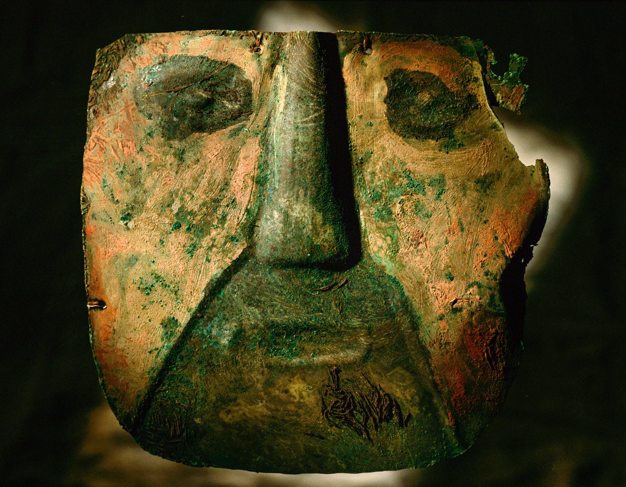 Una maschera di rame esumata dalla cultura di Lambayeque da Ira Block