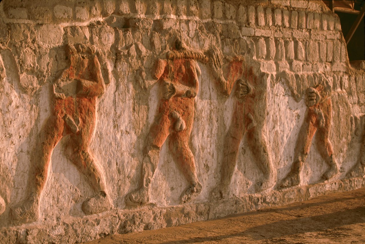 Un fregio di prigionieri nudi dei Moche sui muri di Huaca Cao Viejo a El Brujo, 2005 (foto) da Ira Block