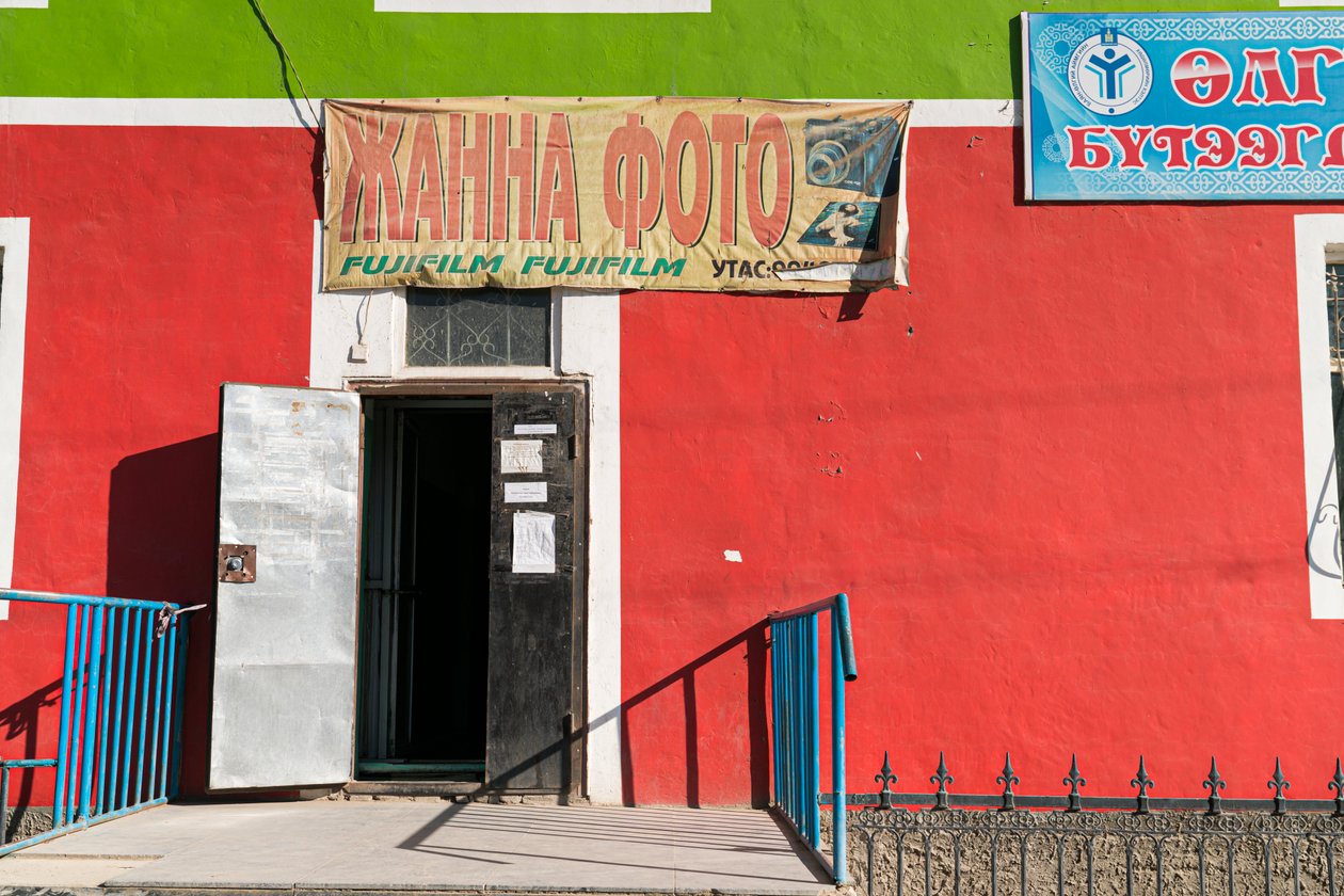 Una scena nella città di Ölgii, capitale del Bayan-Ölgii Aimag della Mongolia, 2016 (foto) da Ira Block