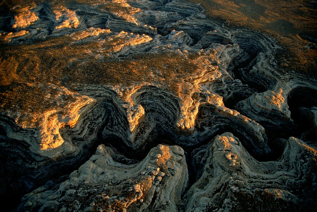 Vista aerea di una mesa arida nello Utah - Grand Gulch ha fornito acqua a numerosi piccoli... da Ira Block
