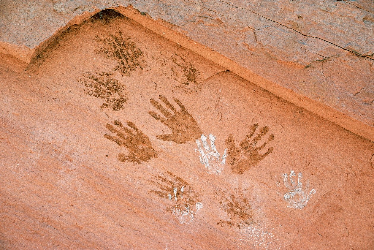 Impronta di mano Anasazi, arte rupestre antica trovata a Grand Gulch, Utah. da Ira Block