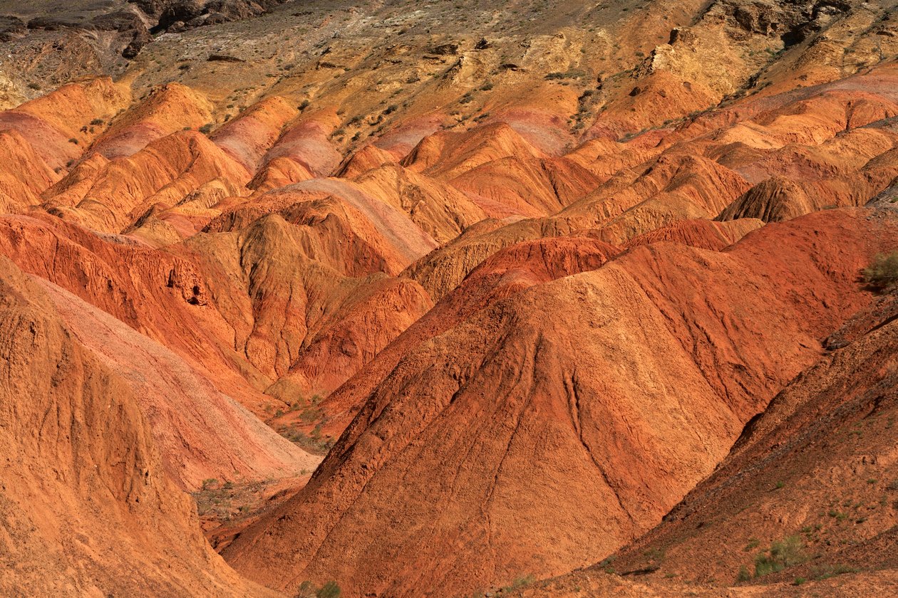 Vicino alle rocce colorate vicino al campeggio a Wu Cai Wan nel deserto del Gobi, Xinjiang, 2007 (foto) da Ira Block