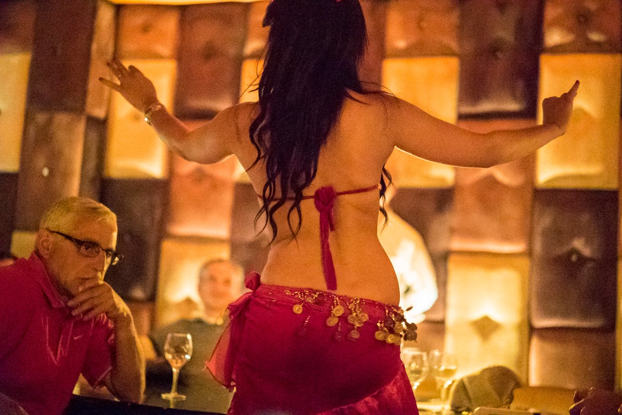 Ballerine del ventre al ristorante Comptoir Darna a Marrakech, Marocco, 2014 (foto) da Ira Block