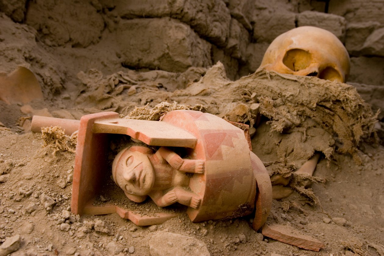 Ossa del sacrificio femminile, una ceramica di un uomo seduto sotto un tetto, 2005 (foto) da Ira Block