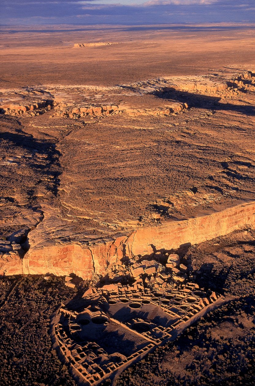 Nel profondo dei deserti remoti del nord-ovest del New Mexico si trovano le estese rovine di... da Ira Block