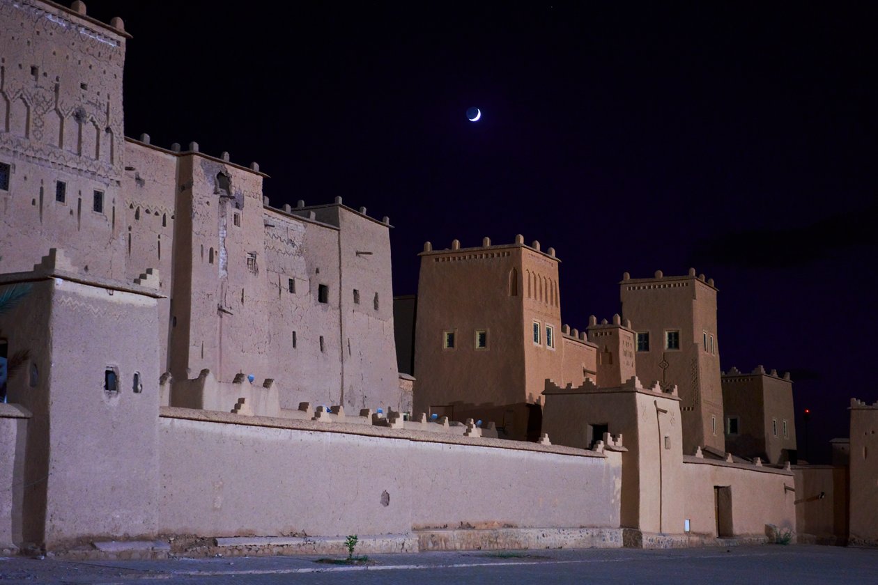 La luna sorge su Ouarzazate, Marocco, 2019 da Ira Block