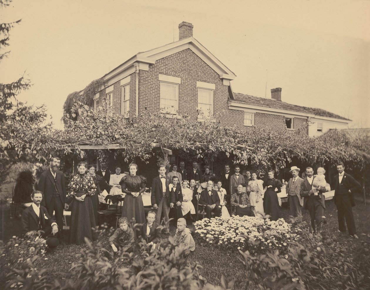 Ritratto di famiglia, vicino a Meadville, Pennsylvania, 1885-1889 (foto) da Ira E. Hall