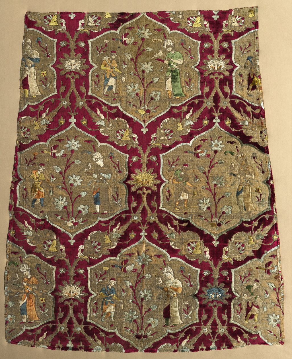 Velluto broccato con falconiere e assistente in reticolo animato, da una veste metà del 1500 da Iranian School