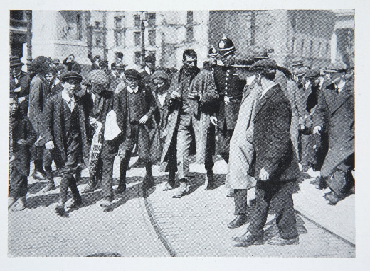Strada affollata durante la rivolta, da An Illustrated Record of the Sinn Fein Revolt in Dublin, aprile 1916 da Irish Photographer