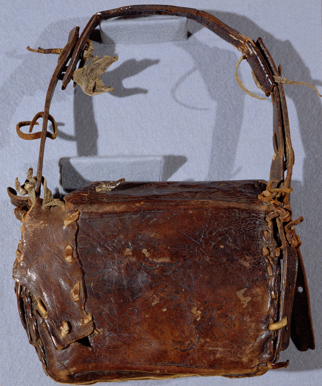 MS CCC 282 La borsa o budget del Corpus Christi, vista dal retro, irlandese, c.1120-30 da Irish School