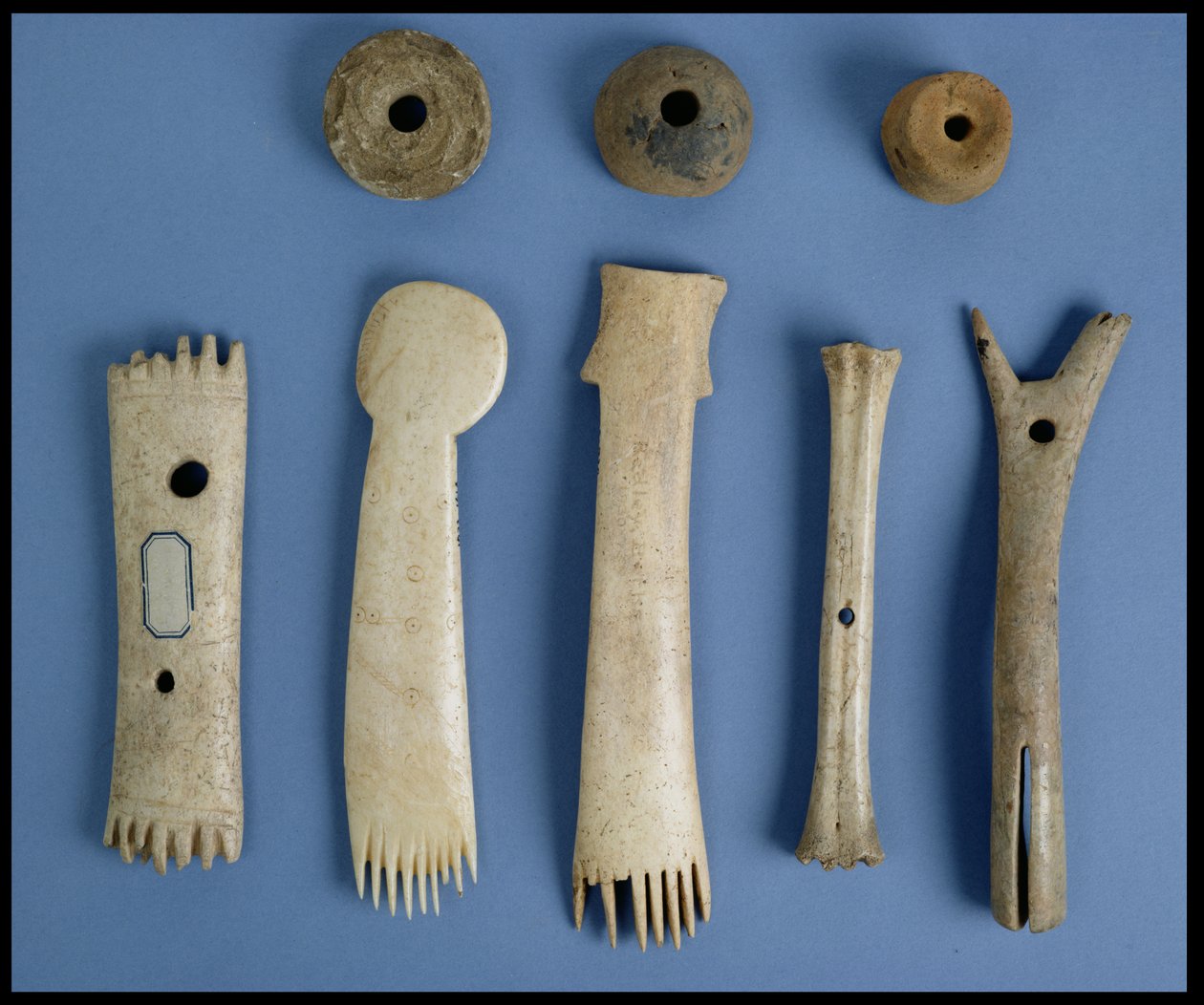 Fusi, pettini da tessitura in corno e una navetta e un telaio in osso, Età del Ferro da Iron Age