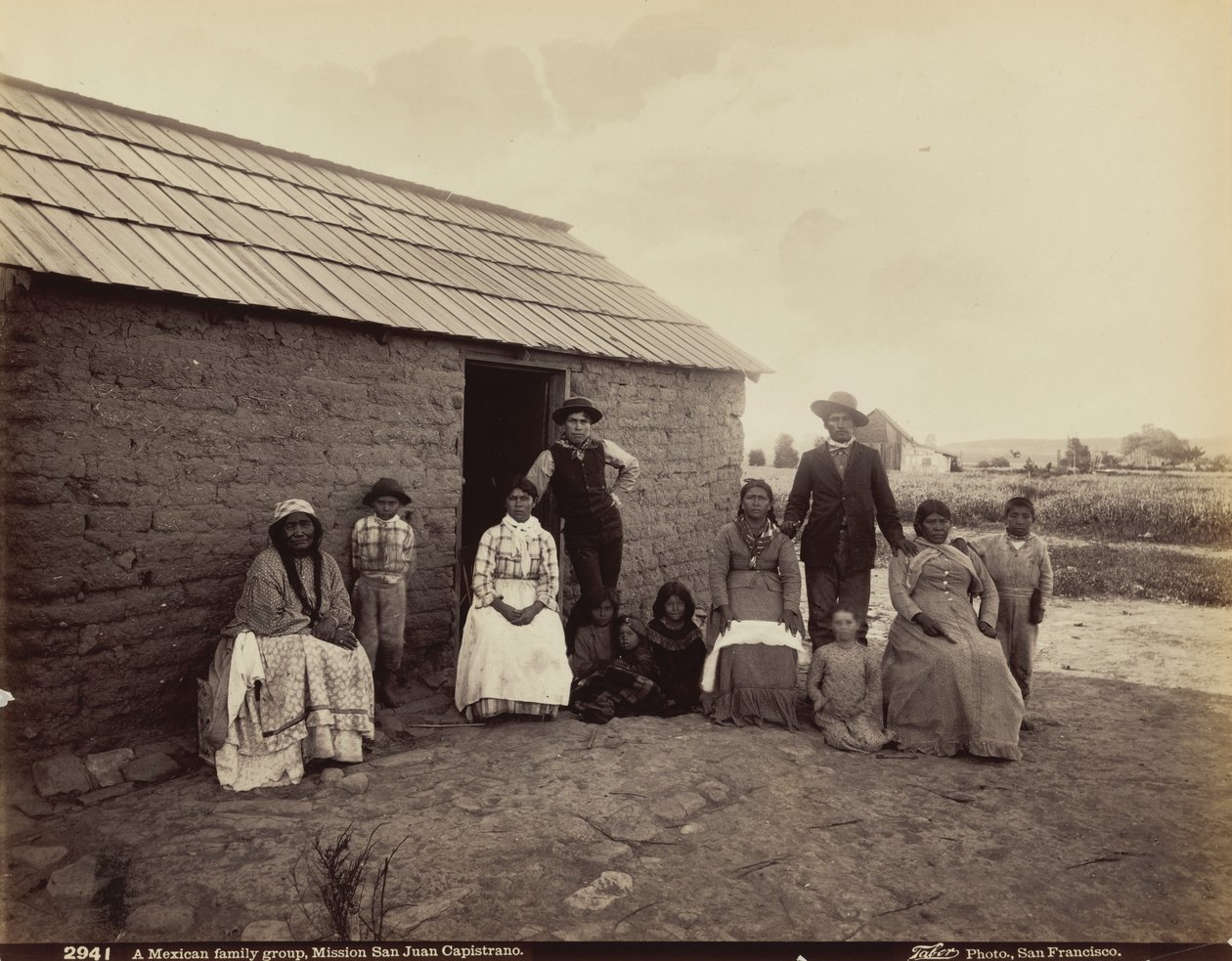 Un gruppo familiare messicano, Missione San Juan Capistrano, California, 1880 (foto) da Isaiah Taber