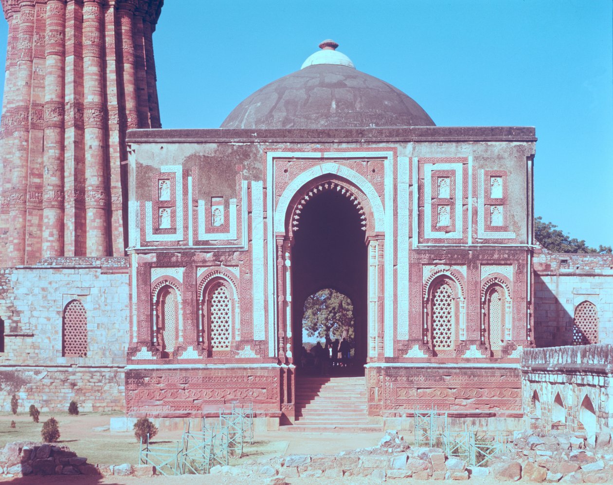 Alai Darwaza, costruito da Ala-ud-din Khalji da Islamic School