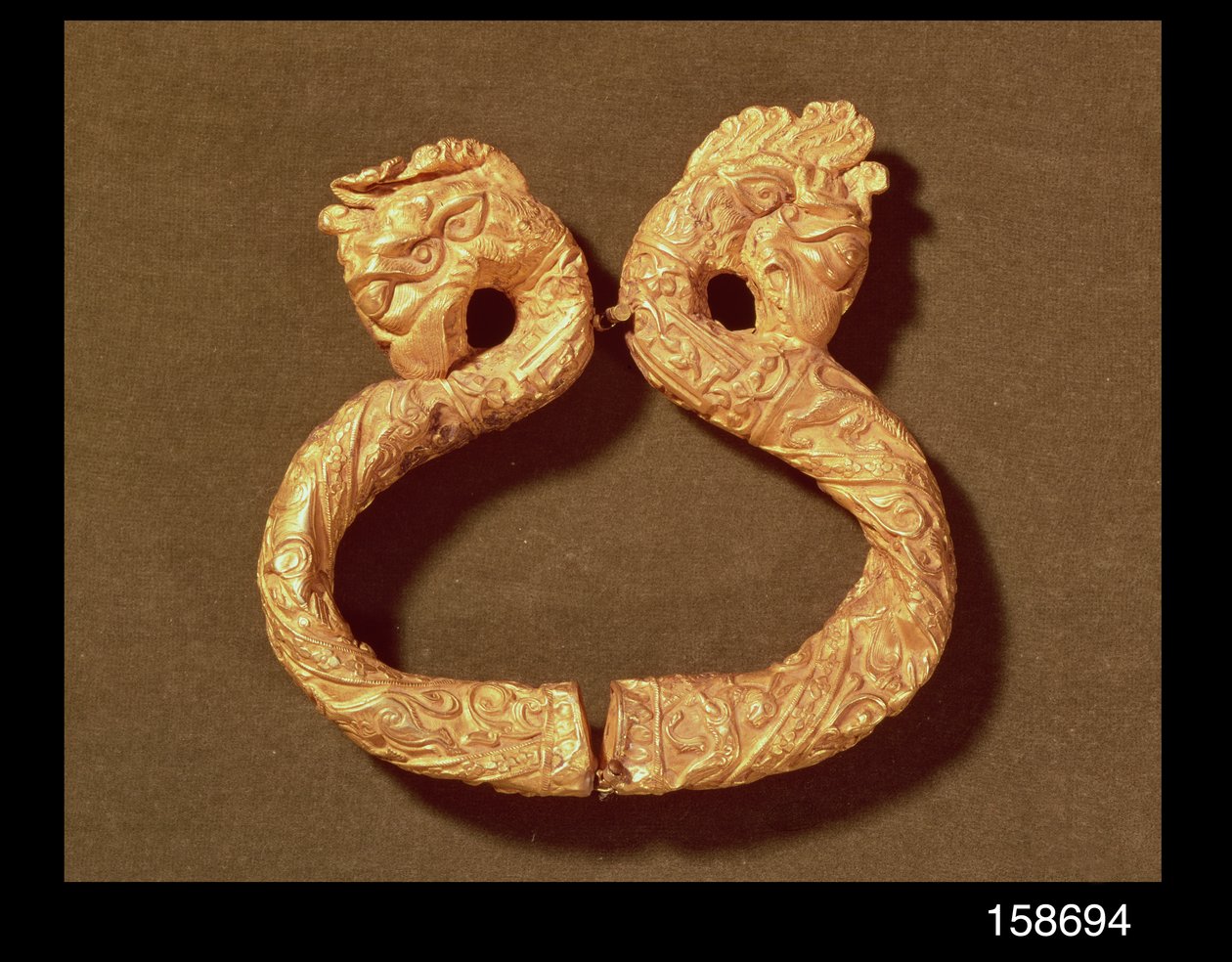 Bracciale con due teste di mostro, XIV-XV secolo da Islamic School