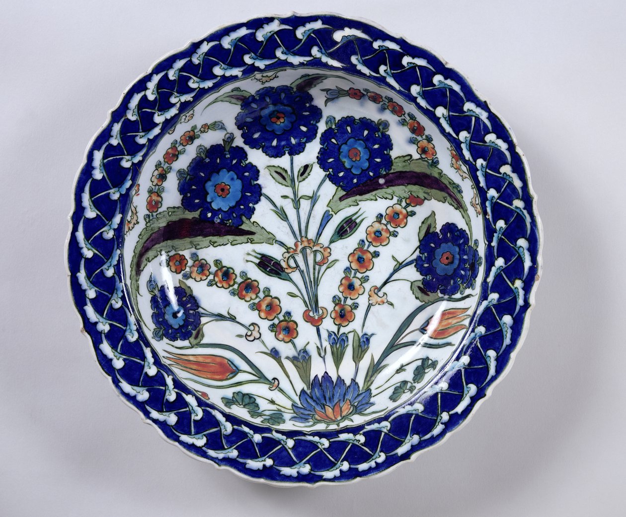 Piatto con decorazione floreale, Iznik da Islamic School