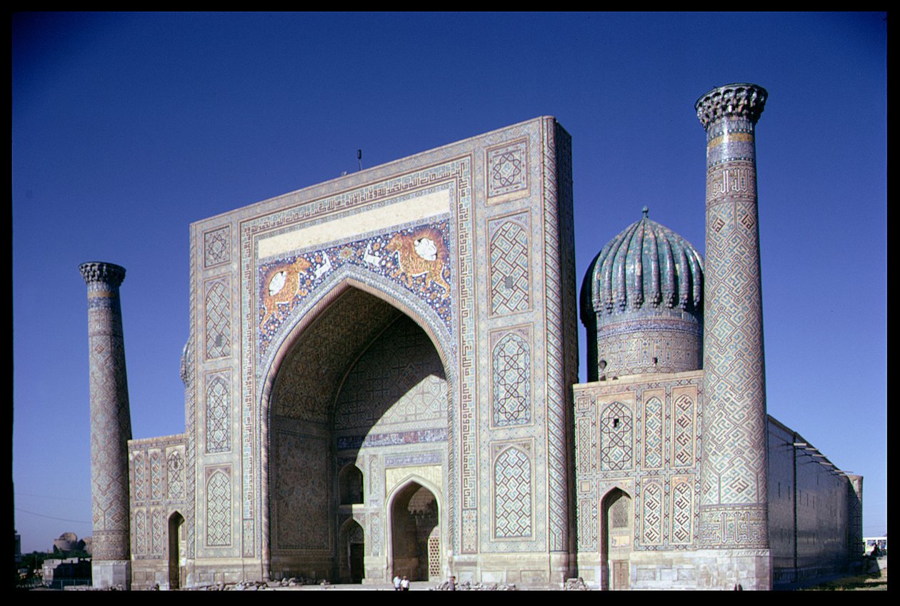 Facciata della Madrasa Shirdar, periodo timuride, Piazza Rigestan, c.1619-35 da Islamic School