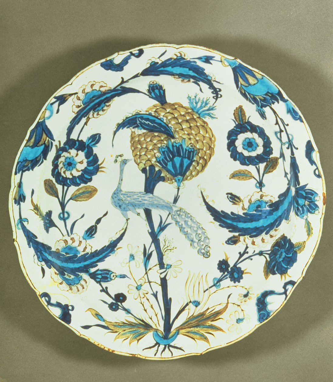 Piatto di Iznik dipinto con un pavone tra i fiori, Turchia, c.1550-55 da Islamic School