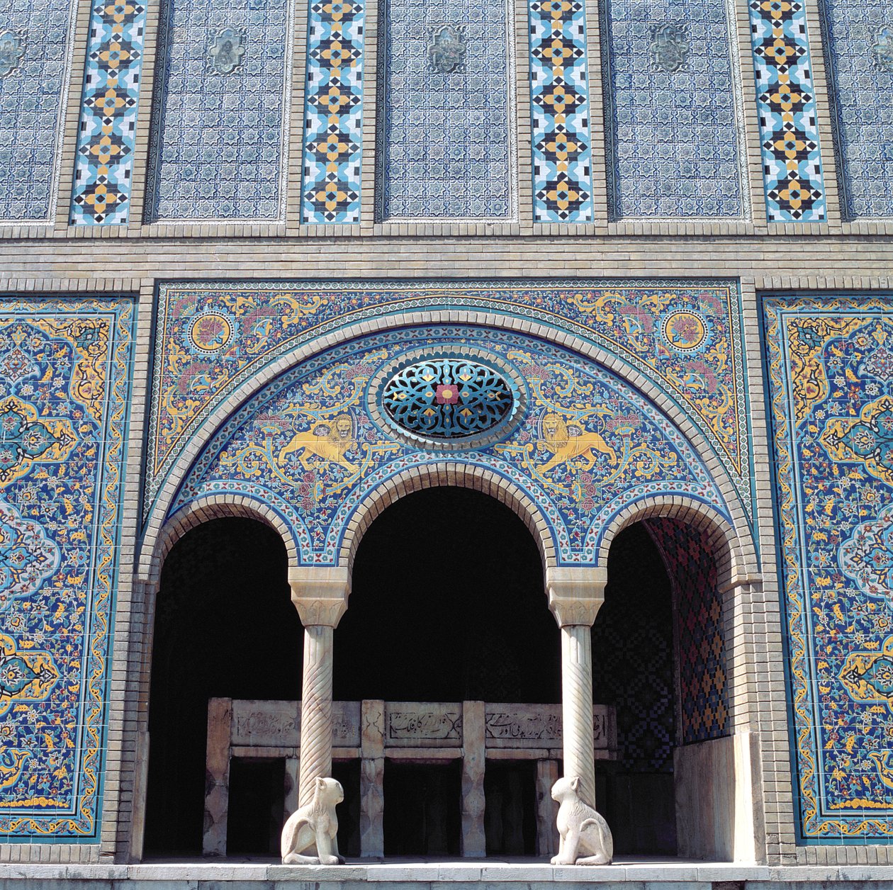 Uno degli aivans con rivestimenti piastrellati, griglia e colonne monolitiche in pietra da Islamic School