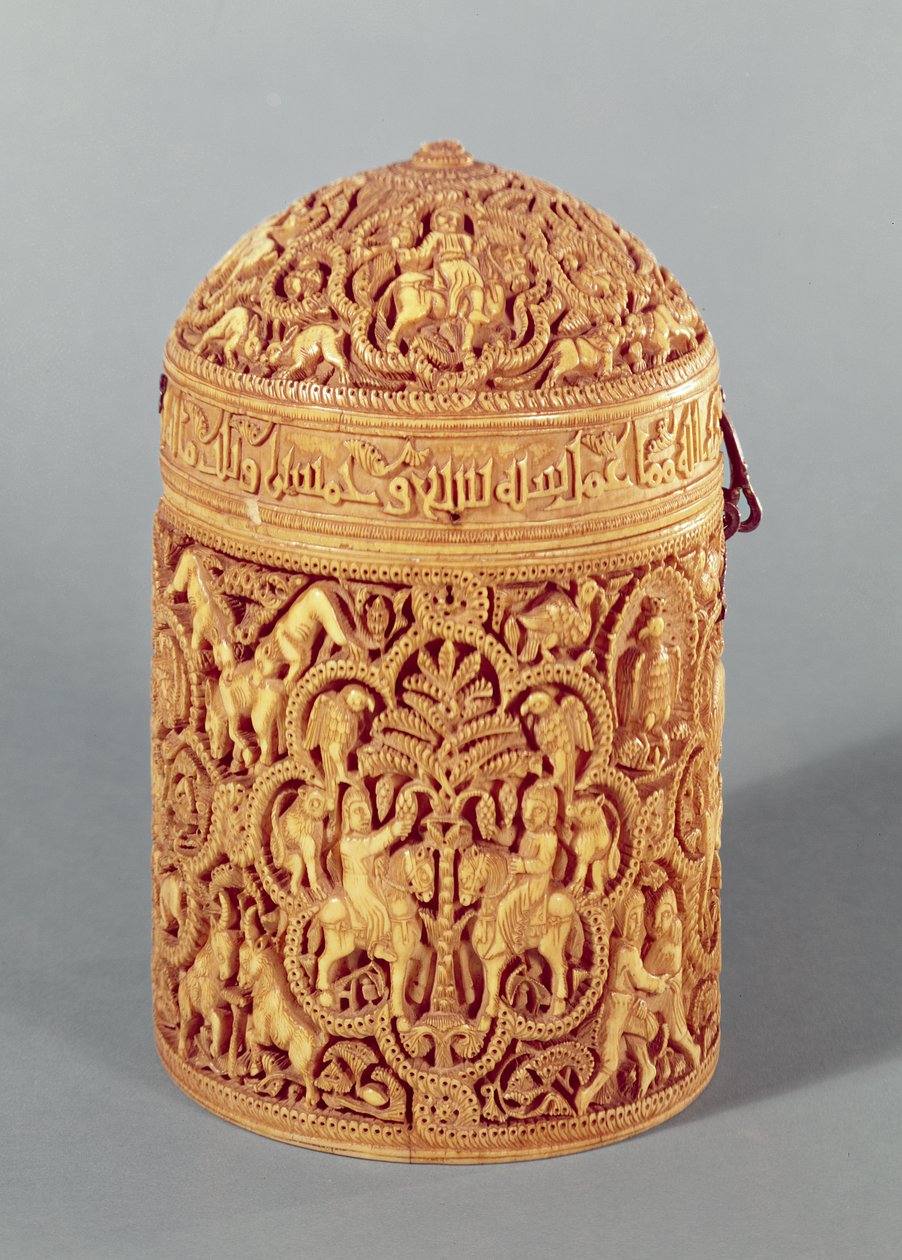Pisside con un rilievo che raffigura i piaceri della vita cortese, con il nome Al-Mughira, figlio del Califfo Abd-al-Rahman III, Periodo Omayyade, da Cordoba, c.968 d.C. da Islamic School