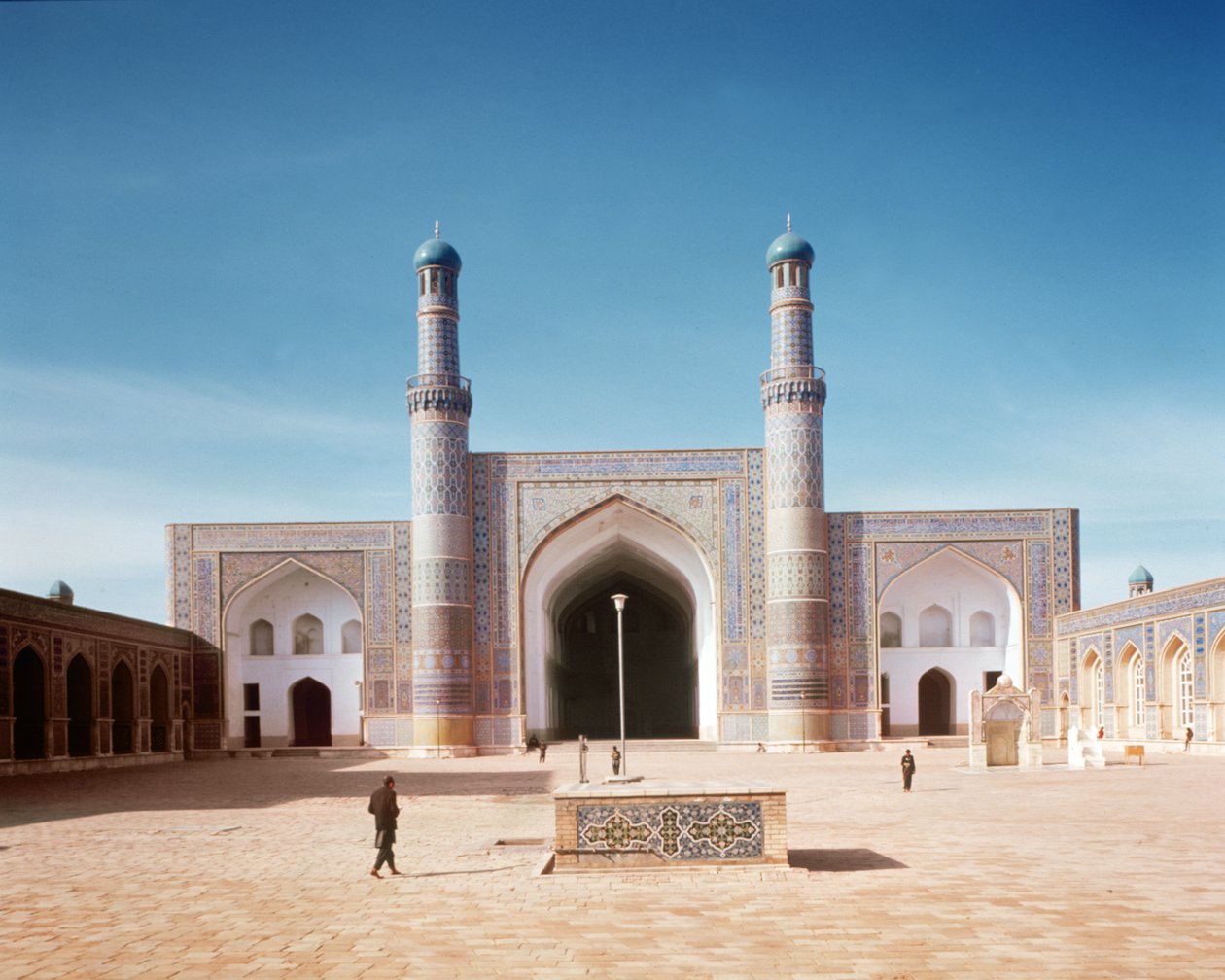 Il cortile della Masjid-i Jami o Moschea del Venerdì, fondata nel 1200, ricostruita nel 1498 da Islamic School