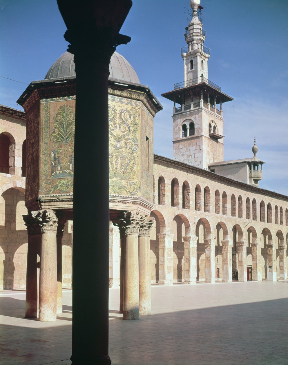 Veduta del Tesoro (bayt al-mal) e del minareto nord nel cortile, costruito nel 705-715 d.C. (foto) da Islamic School