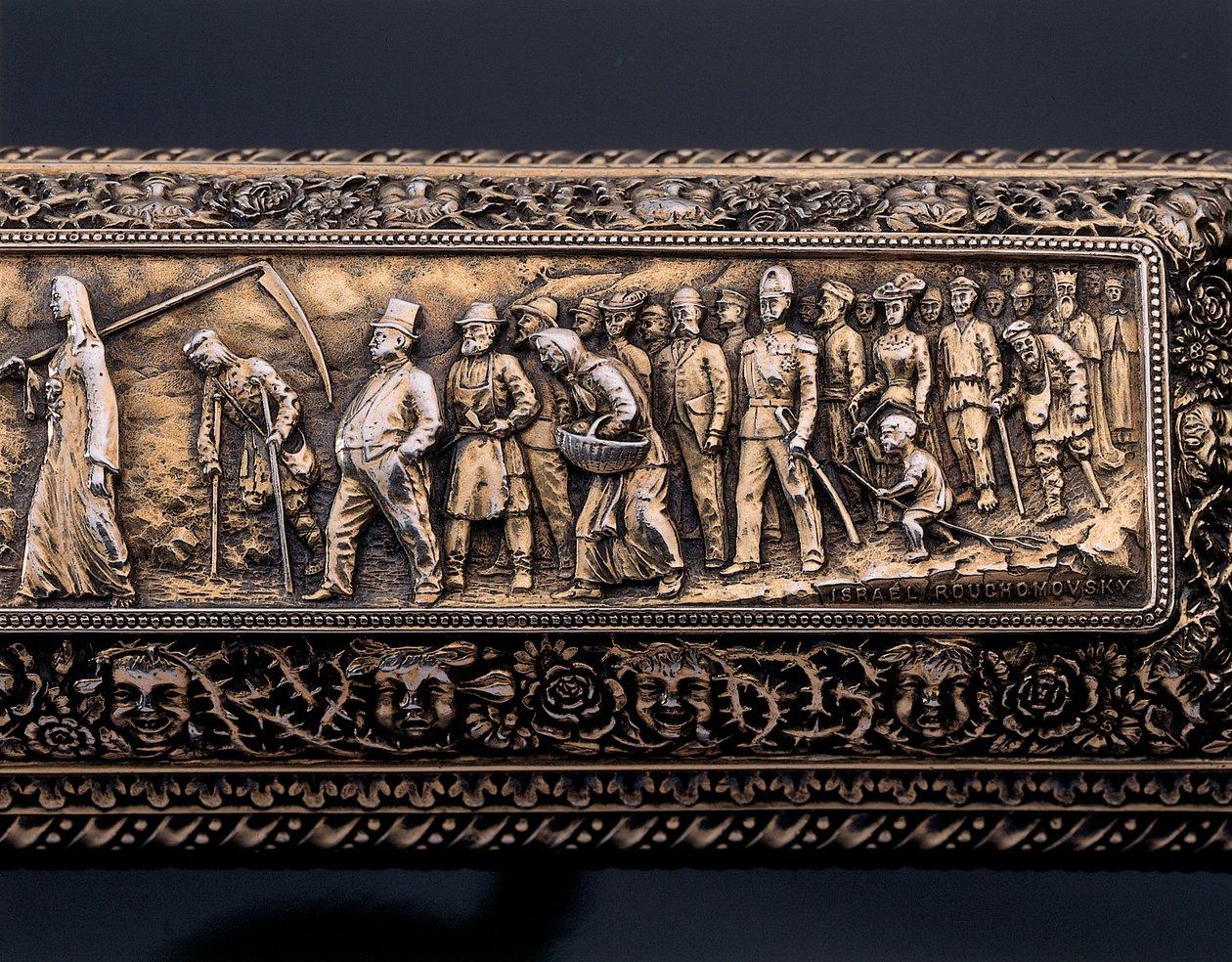 (dettaglio) Miniatura di uno scheletro umano e sarcofago da Israel Rouchomovsky